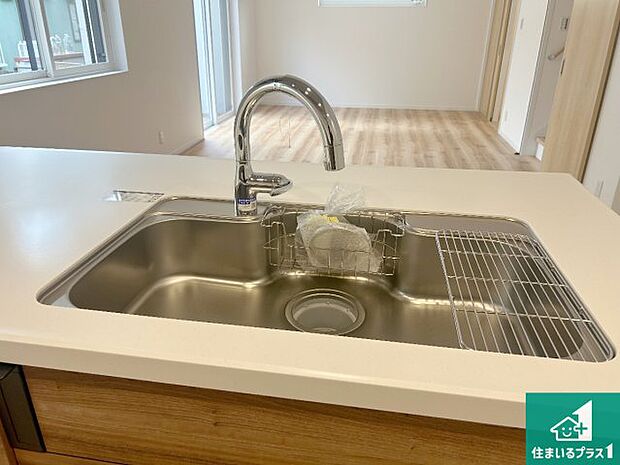 【キッチンシンク】蛇口の先端に浄水器を内蔵しています！原水と浄水、お湯と冷水、シャワーの切替えがワンタッチなので用途によって使い分けられます。