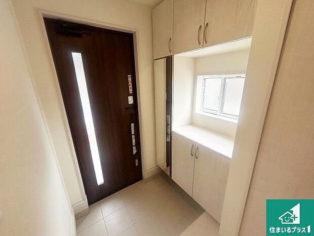 【玄関】シューズボックスにはたくさんの靴が収納できるので玄関周りはいつもスッキリ!ご家族が増えても安心!