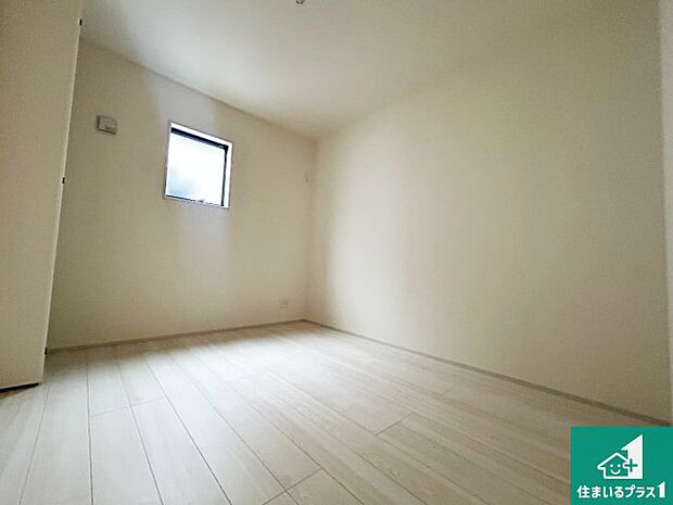 【洋室】収納スペースが充実しているので子供の成長に合わせてたくさん収納ができます！家族構成に合わせた様々な活用ができる収納！