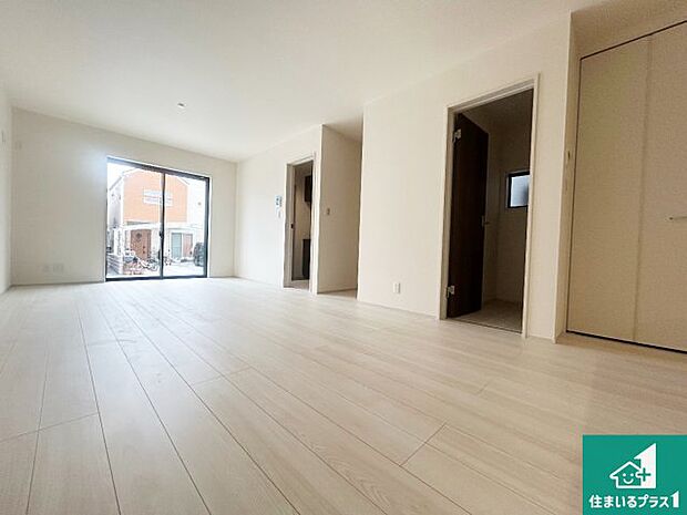 【居間・リビング】日当たり良好の明るいリビングで朝の目覚めもスッキリできそう！対面キッチンでご家族のコミュニケーションも自然と増える設計！小さなお子様が遊ぶスペースを作っても広々とくつろげるLDK！