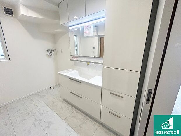 【独立洗面台】清潔感のある洗面台です。フラットな鏡は掃除がしやすく毎日清潔!鏡裏には収納があるのでスッキリとした洗面台が保てます。