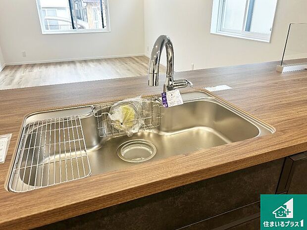 【キッチンシンク】蛇口の先端に浄水器を内蔵しています!原水と浄水、お湯と冷水、シャワーの切替えがワンタッチなので用途によって使い分けられます。