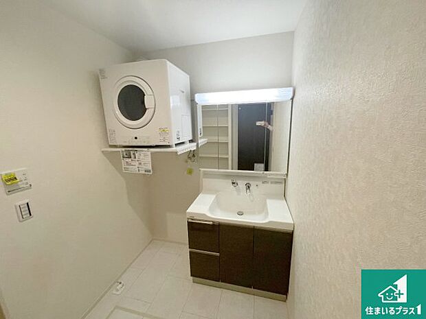 【独立洗面台】清潔感のある洗面台です。フラットな鏡は掃除がしやすく毎日清潔!鏡裏には収納があるのでスッキリとした洗面台が保てます。