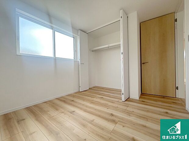 【洋室】収納スペースが充実しているので子供の成長に合わせてたくさん収納ができます！家族構成に合わせた様々な活用ができる収納！