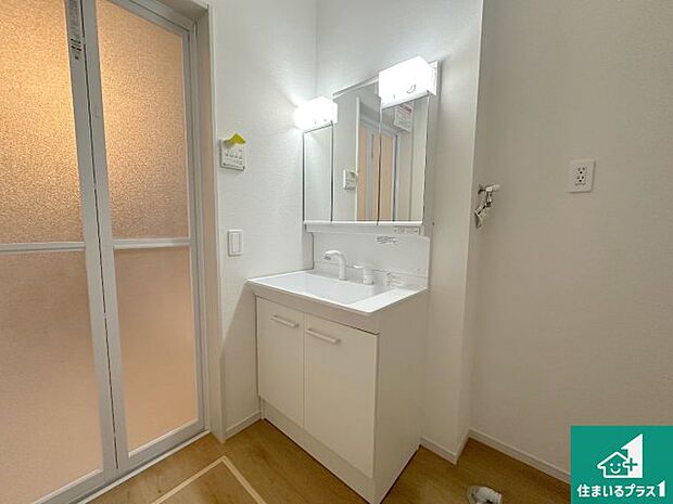 【独立洗面台】清潔感のある洗面台です。フラットな鏡は掃除がしやすく毎日清潔!鏡裏には収納があるのでスッキリとした洗面台が保てます。