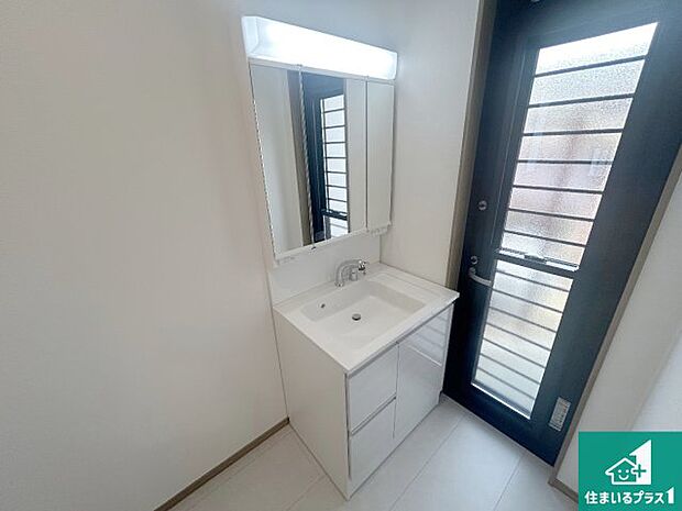 【独立洗面台】清潔感のある洗面台です。フラットな鏡は掃除がしやすく毎日清潔！鏡裏には収納があるのでスッキリとした洗面台が保てます。