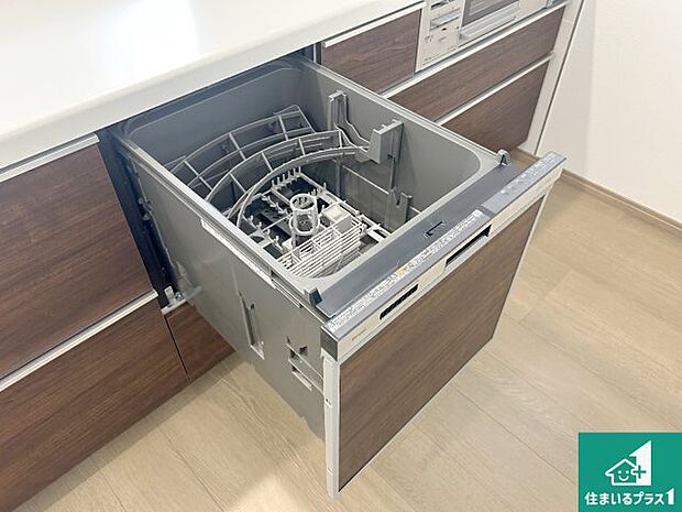 【食器洗い乾燥機】食事後の一仕事、食器洗いをボタン一つでお任せできちゃいます！場所を取らないビルトイン式なので、お料理スペースもしっかり確保！ 
