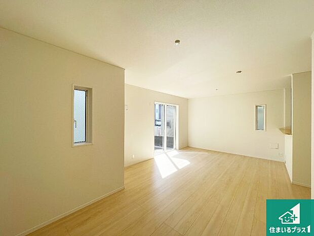 【居間・リビング】日当たり良好の明るいリビングで朝の目覚めもスッキリできそう!対面キッチンでご家族のコミュニケーションも自然と増える設計!小さなお子様が遊ぶスペースを作っても広々とくつろげるLDK!