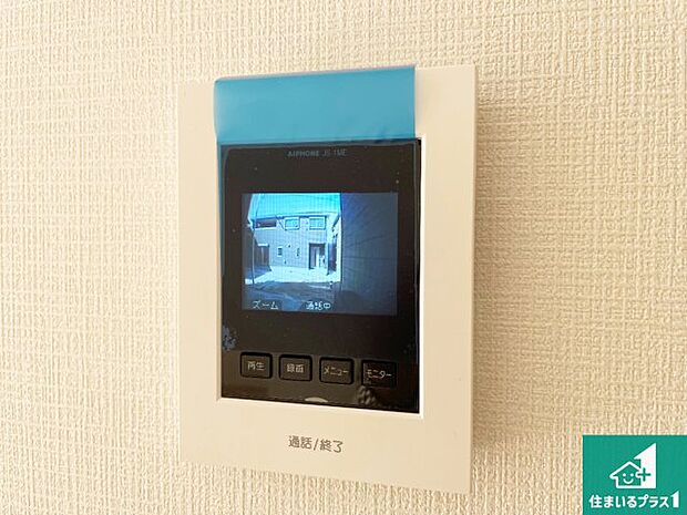 【カラーモニターインターホン】声だけでなく来訪者の姿や顔がモニターで確認できるので、小さなお子様がいらっしゃるご家庭でも安心できます!