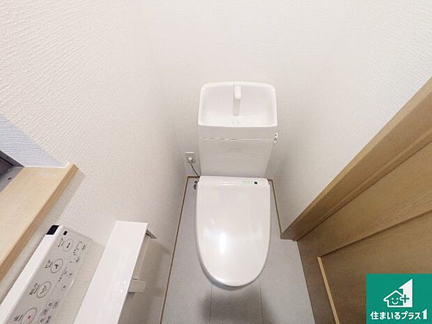 【トイレ】1・2階の2ヶ所にあるので、朝の忙しい時間の順番待ちもなく、深夜の利用にも大変便利です。
