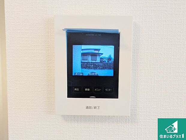 【カラーモニターインターホン】声だけでなく来訪者の姿や顔がモニターで確認できるので、小さなお子様がいらっしゃるご家庭でも安心できます!