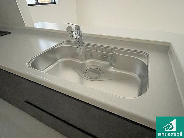 【キッチンシンク】蛇口の先端に浄水器を内蔵しています！原水と浄水、お湯と冷水、シャワーの切替えがワンタッチなので用途によって使い分けられます。