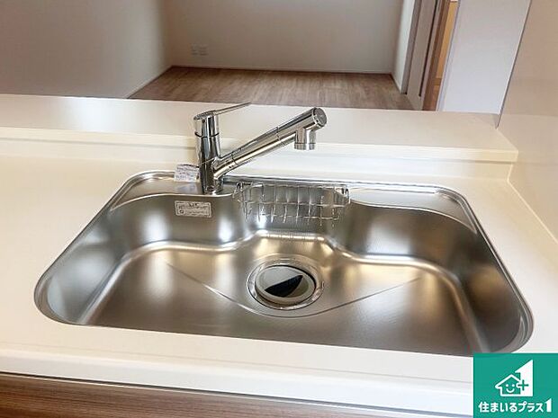 【キッチンシンク】蛇口の先端に浄水器を内蔵しています!原水と浄水、お湯と冷水、シャワーの切替えがワンタッチなので用途によって使い分けられます。