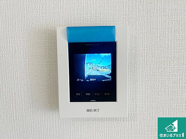 【カラーモニターインターホン】声だけでなく来訪者の姿や顔がモニターで確認できるので、小さなお子様がいらっしゃるご家庭でも安心できます!