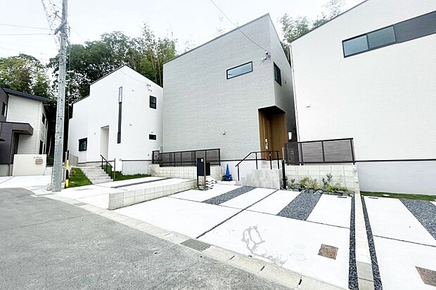 ■Photo/7号地外観■
グレーのシンプルモダンな外観。玄関部分のウッド調の外壁がアクセントになっています。