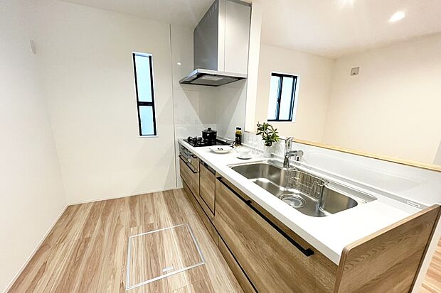 ■Photo/7号地キッチン■
作業スペースや背面にもゆとりを持たせたカウンターキッチン。約40点の食器が入る食洗機付きで面倒な後片付けの負担が軽減されます◎