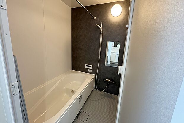 【■Photo/1号地浴室■】浴室暖房乾燥機付きで、寒い冬の入浴や雨の日のお洗濯も困りません。浴槽はベンチ付きのため、小さなお子様との入浴も楽しめます。