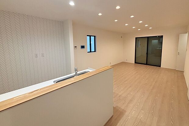 【■Photo/2号地LDK■】キッチンからお部屋全体を見渡すことができる設計に。調理中もお子様や家族の様子を確認することができ安心です。