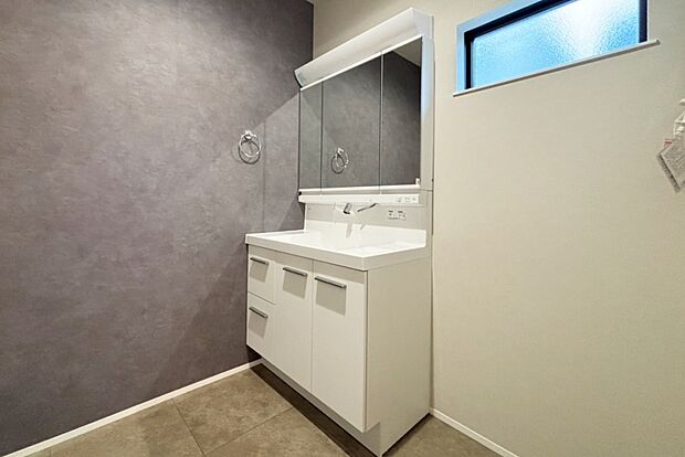 【■Photo/4号地洗面所■】収納豊富なキャビネット付き三面鏡タイプの洗面化粧台を採用しています。カウンター上部まで継ぎ目のない一体成形なので、拭き掃除に手間がかかりません。