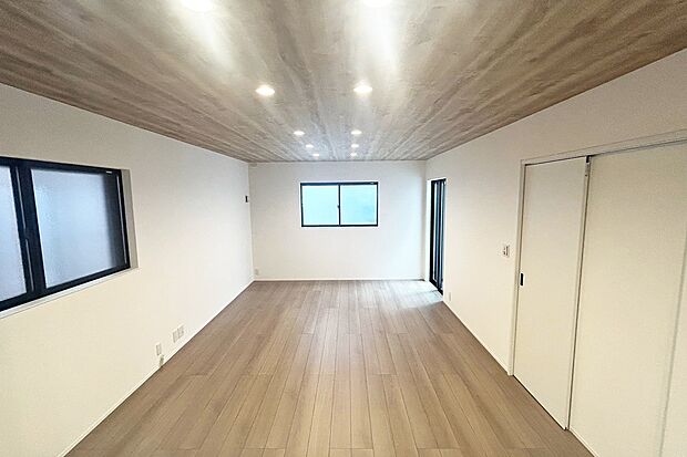 【■Photo/3号地LDK■】南向き×3面採光のリビング。あたたかい光が差し込み、心地よい空間を演出してくれます。