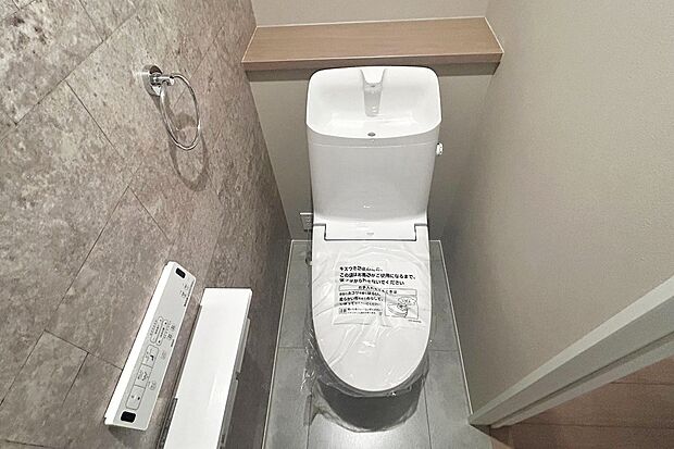 【■Photo/3号地トイレ■】強力な水流が便器鉢内のすみずみまで回り、少ない水でもしっかり汚れを洗い流します。便器のフチを丸ごとなくし、サッとひと拭き、お掃除ラクラクです。