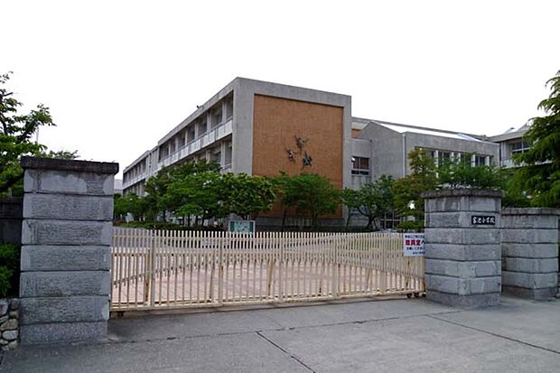 宮池小学校(約1,400m)