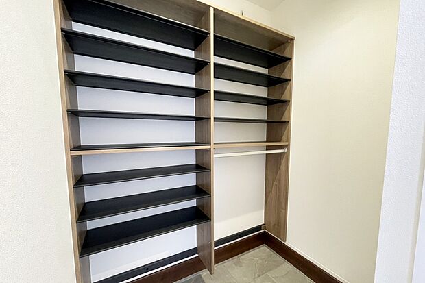 【■Photo/2号地シューズクローク■】玄関を入って左側には、お履き物をたっぷりと収納できるシューズクロークを完備。ベビーカーやアウトドア用品の収納も可能です。扉が付いているので来客時も安心です。