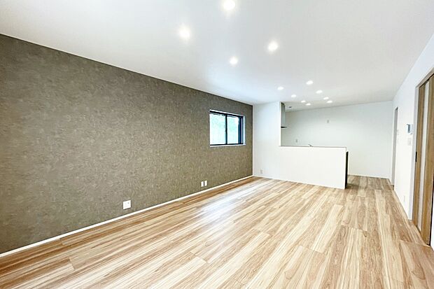 【■Photo/5号地LDK■】18帖の開放感あふれるLDKは2面採光で日当たり良好、開放感があります。またリビングクロークも完備しており、生活感なくおしゃれに収納ができます。