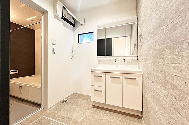 【■Photo/1号地洗面所■】収納豊富なキャビネット付き三面鏡タイプの洗面化粧台を採用しています。■カウンター上部まで継ぎ目のない一体成形なので、拭き掃除に手間がかかりません。