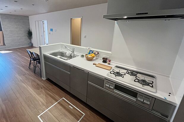 【■Photo/3号地キッチン■】お部屋全体を見渡せるアイランドキッチン。背面や作業スペースにゆとりを持たせ、家族や友達とお料理を楽しめます。