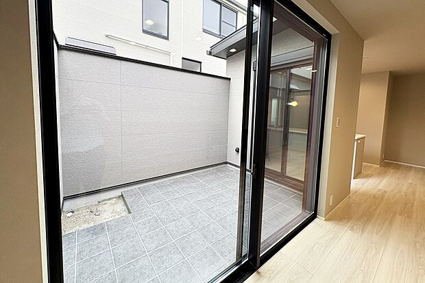 【■Photo/1号地中庭■】まわりの目線を気にせずプライバシー空間を楽しめる中庭は、イスを置いてのんびり過ごしたり、ガーデニングなどを楽しむことができます。