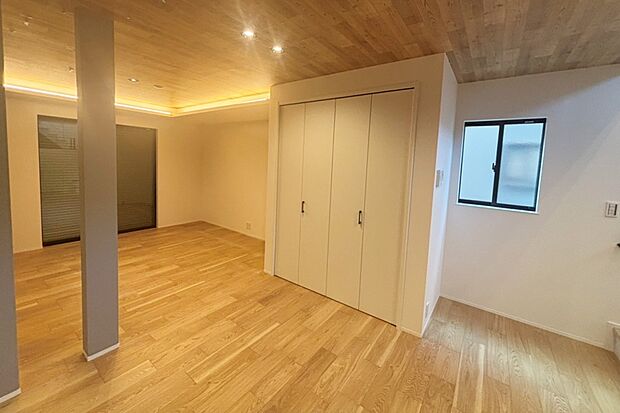 【■Photo/2号地LDK■】19.8帖のゆとりあるリビング。クロークには掃除用具などを収納でき、生活感のないお部屋を演出できます。