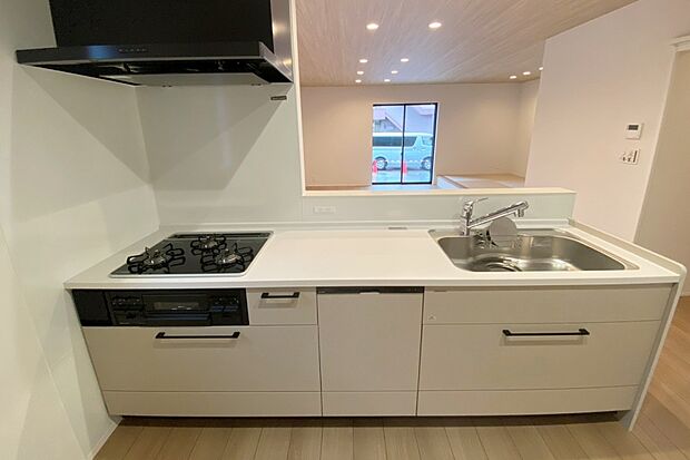 【■Photo/1号地キッチン■】お部屋全体を見渡せるカウンターキッチン。約40点の食器が入る食洗機付きで後片付けの負担が軽減されます。