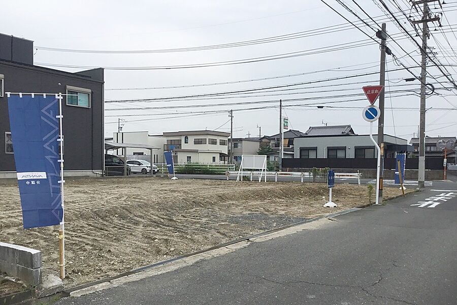 【現地写真】撮影：2024年6月
富洲原小学校まで徒歩11分。富洲原中学校まで徒歩21分。
幼稚園や保育園も徒歩10分以内。公園も徒歩4分と子育てのしやすい環境です。