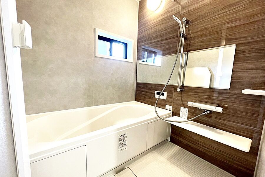 デザインと節水を両立させた半身浴ができるベンチ付の節水型浴槽