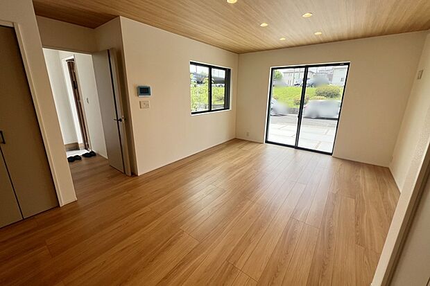 【1号地リビング】■1号地内観写真：リビング■　ワイドタイプのシステムキッチン。後片付けがラクラクな、食器洗い乾燥機付きです。