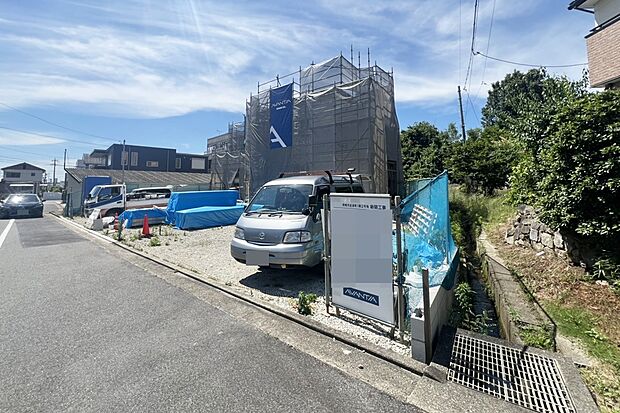 【■Photo/現地写真（2026年6月撮影）■】前面道路が広く交通量も少ないため、運転が得意ではない方でも急かされることなく車の出し入れができます。