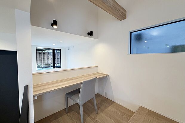 【4号地内観写真:スキップフロア】
リビングと程よい距離感で、心地のよい空間です。立体間のあるリビングは、より広く感じられます。ワークスペースで集中できます。