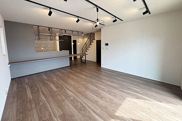 【4号地内観写真:リビング】
20帖超えのリビング。天井にダクトレールを採用し、照明の向き等を自在にアレンジできます。