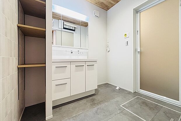 【2号地内観写真:洗面室】
三面鏡の中はすべて収納になっており、スキンケア用品や歯ブラシを片付けられます!バスタオル等を収納できる可動棚を設けました!
