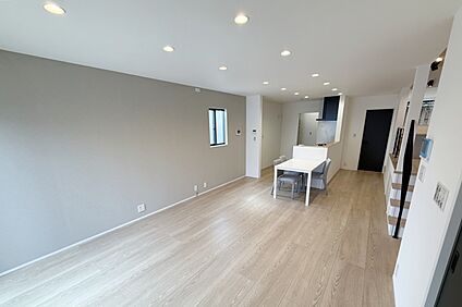 【4号地内観写真:リビング】