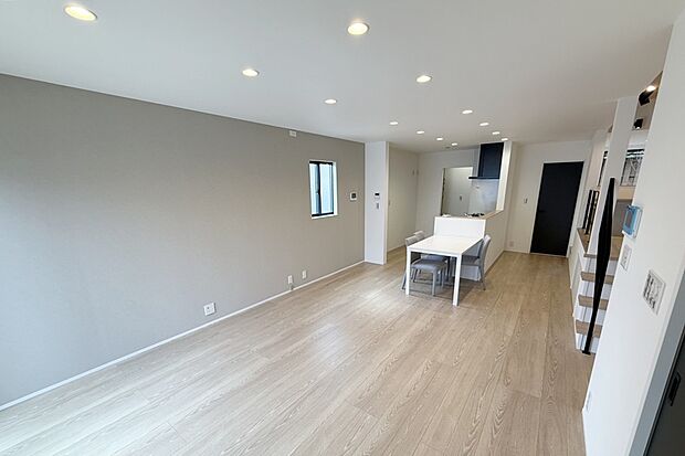 【【4号地内観写真:リビング】】18帖のリビング。キッチンダイニングが横並びで、配膳がしやすい配置です。キッチンからリビングだけでなくスキップフロアまで見渡せます。お子様のお勉強空間としても♪スキップフロアの下も収納として大活躍。