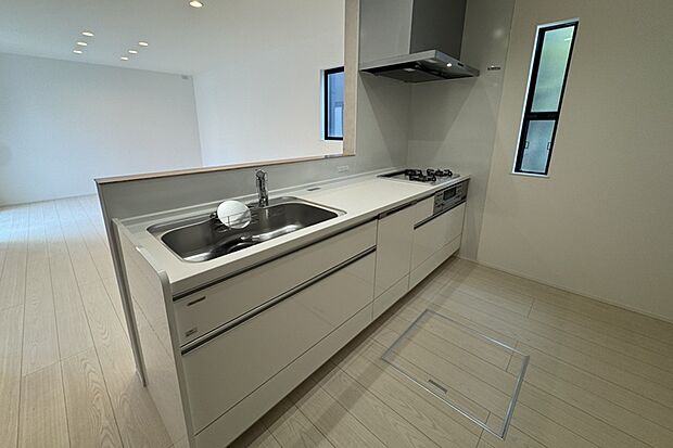 【【3号地キッチン】】リビング全体、お庭を見渡せるオープンキッチン。視界が抜け、解放感があります。