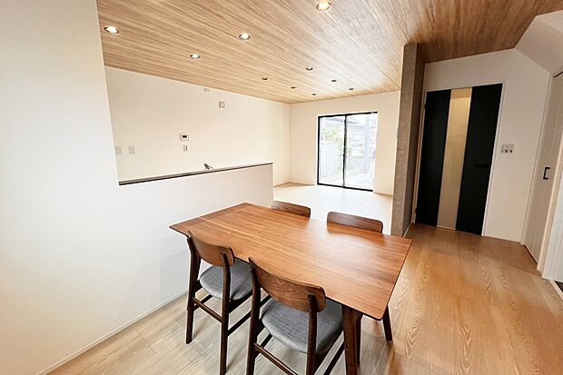 【内観写真:ダイニング】明るいリビング。天井は木目調で、ナチュラルな雰囲気。リビングにクローゼットや可動棚を設けました。