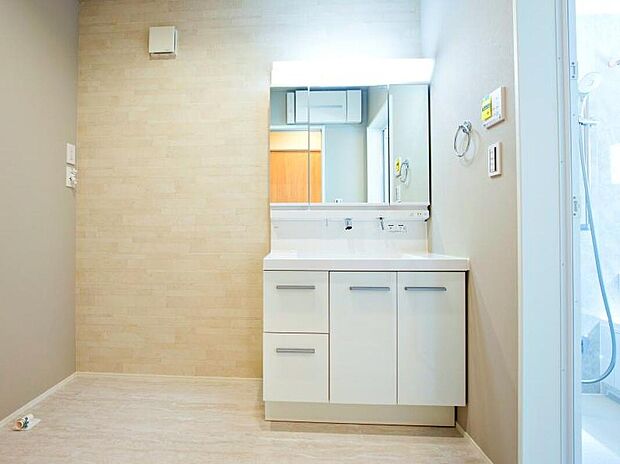 【洗面台・洗面所】【1号地/内観写真：洗面室】クロスを張替えたこと落ち着いた雰囲気に。