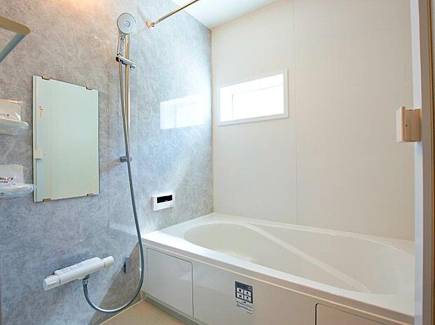 【浴室】【1号地/内観写真：浴室】半身浴ができるベンチ付の節水型浴槽。デザインと節水を両立しています。