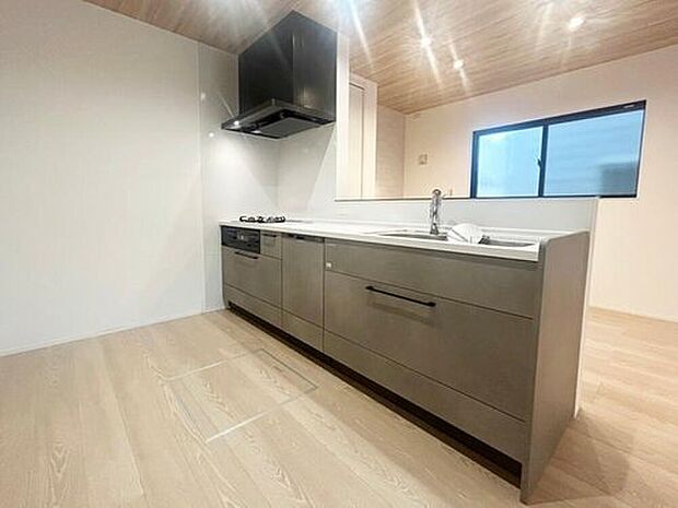 【キッチン】食器洗い乾燥機や豊富な収納など、使い勝手の良いキッチン。