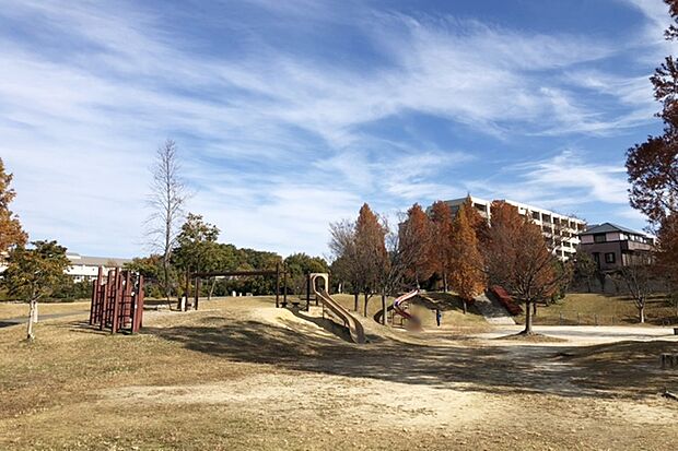 株山中央公園(約350m)