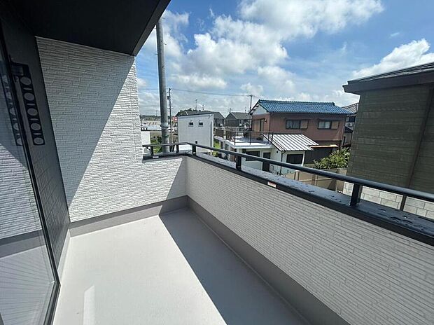 【バルコニー】2号棟
お日様の光がたっぷり差し込む広々バルコニーは、洗濯物が気持ちよく干せそうです。