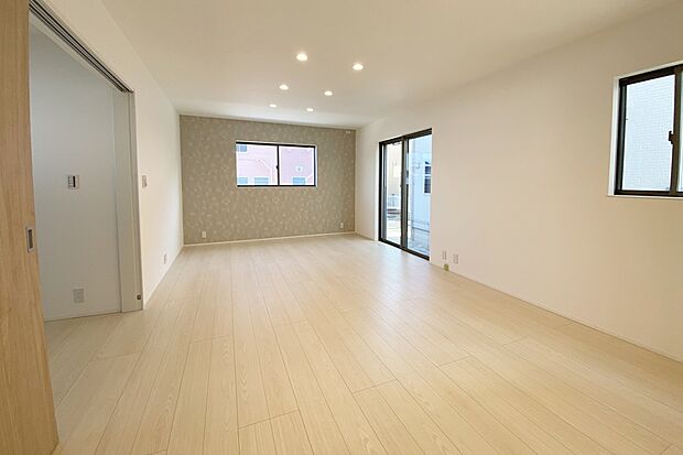 Photo/2号地　リビング
18帖のリビング。併設された洋室と合わせると約22帖の広々とした空間です。